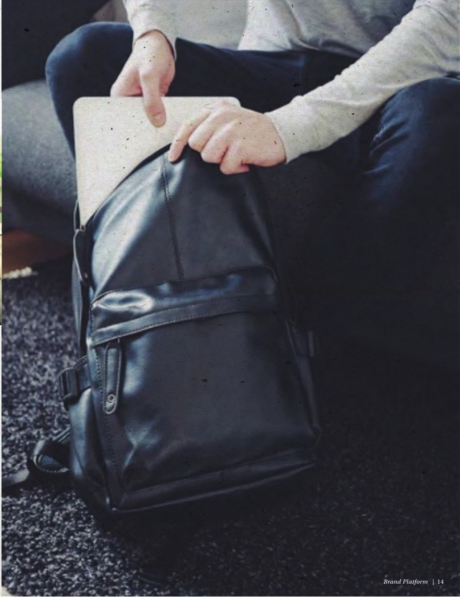 Lifestyle photo: man with leather bag